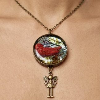 collier oiseau, pendentif rouge, bijou nature, collier résine, bijou forêt, collier cottagecore, cadeau femme, bijou botanique, pendentif mousse, collier fantaisie, bijou artisanal, amoureux oiseaux, cadeau unique