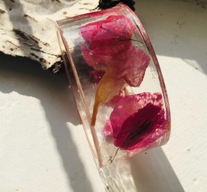 Whispers of Bloom” – Resin Bangle with Bougainvillea & Rose Petals