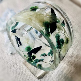 Green & White Real Flower Resin Bangle – Handmade Botanical Bracelet – Nature-Inspired Jewelry Gift for Her