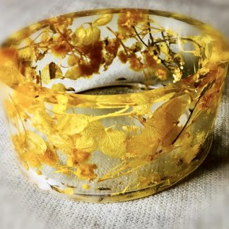 Golden Petal Glow – Real Flower Resin Bangle