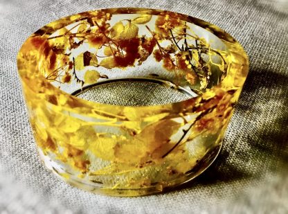 Golden Petal Glow – Real Flower Resin Bangle