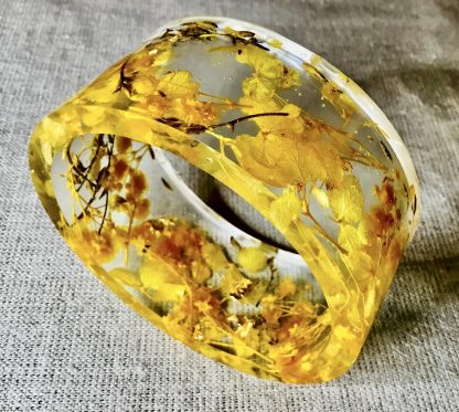 Golden Petal Glow – Real Flower Resin Bangle