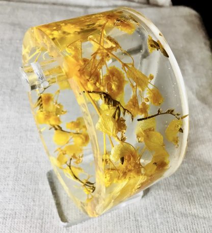 Golden Petal Glow – Real Flower Resin Bangle