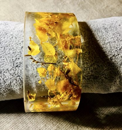 Golden Petal Glow – Real Flower Resin Bangle