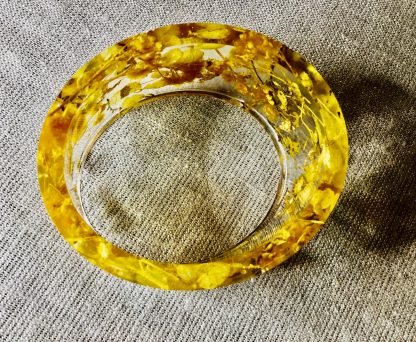 Golden Petal Glow – Real Flower Resin Bangle