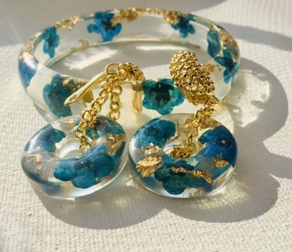 Ethereal Forget-Me-Not Resin Jewelry Set – Real Blue Flowers in Resin Earrings & Bangle