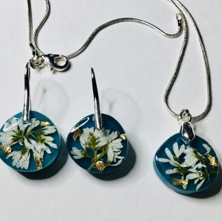 Real Flower Jewelry Set – Handmade Resin Earrings & Necklace with White Blooms and Gold Flakes | Nature Inspired Gift for Women
