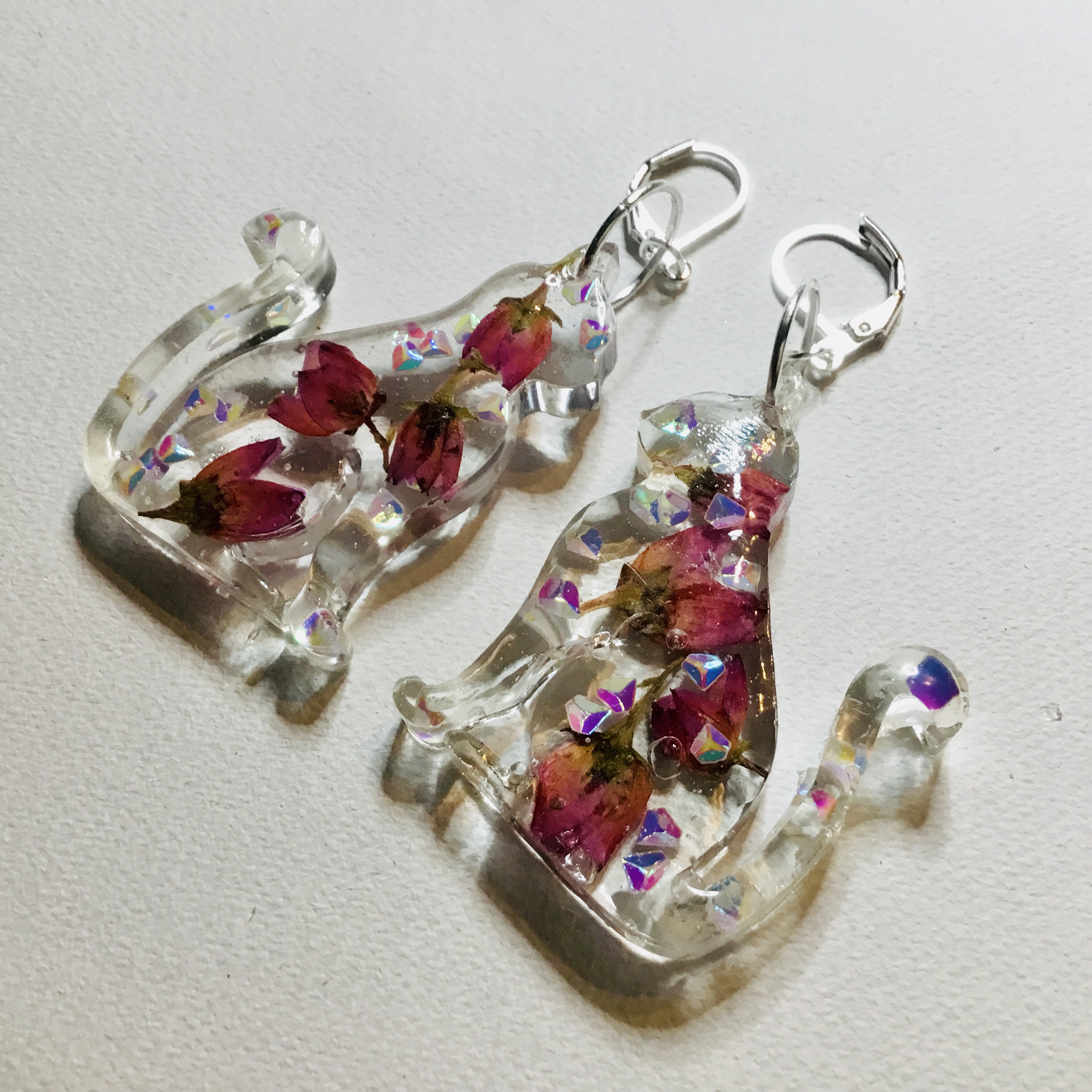 Cat earrings with real flowers