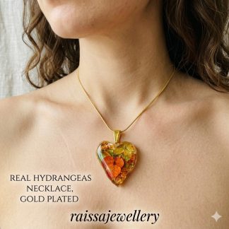 Hydrangea jewelry, Real flower pendant, Heart resin charm, Gold plated chain, Botanical necklace, Floral accessory, Crystal necklace, Pressed flower, Artisan jewelry, Custom length, Gift for her, Nature jewelry, Romantic gift